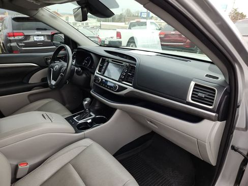 Used 2019 Toyota Highlander Limited image 17
