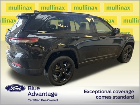 Used 2023 Jeep Grand Cherokee Limited w/ Luxury Tech Group II image 3