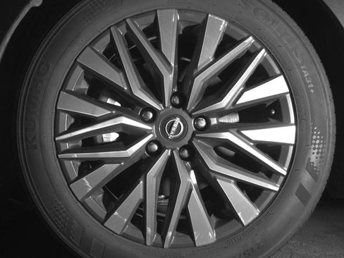 Used 2025 Nissan Altima 2.5 SV FWD image 12