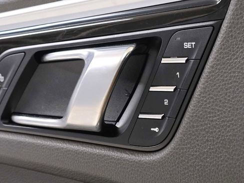 Used 2018 Porsche Macan image 24