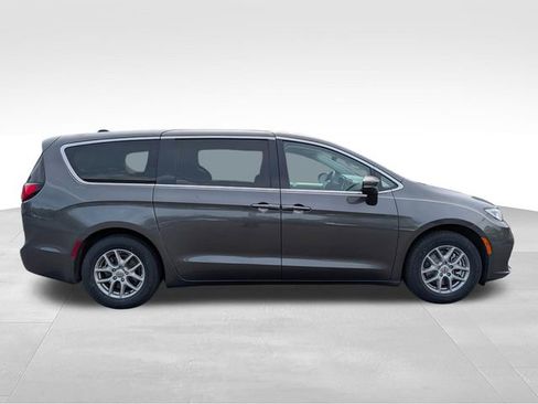 Used 2023 Chrysler Pacifica Touring-L FWD image 8