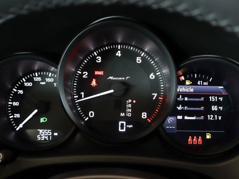 Certified 2025 Porsche Macan T image 17