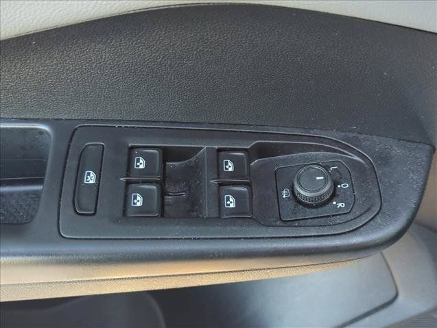 Used 2023 Volkswagen Taos SE FWD image 8