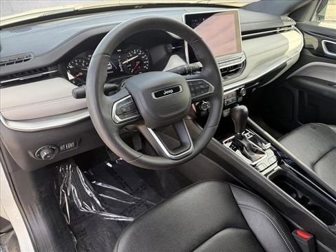 Used 2025 Jeep Compass Limited image 11