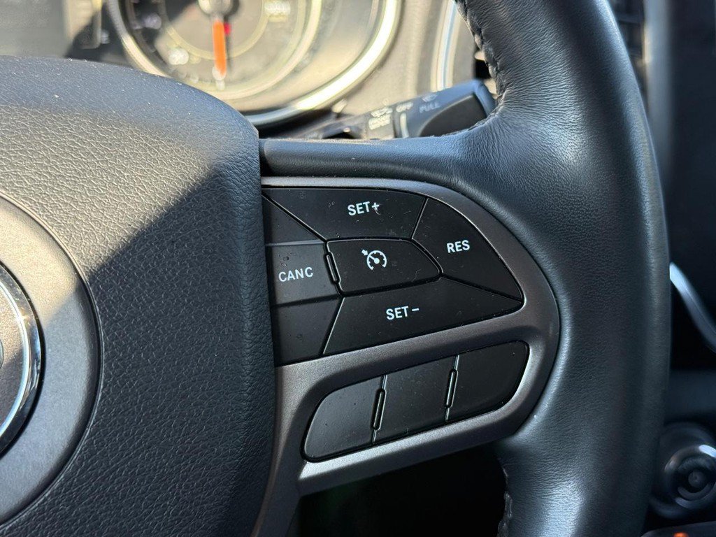 Used 2019 Jeep Cherokee Latitude Plus w/ Comfort/Convenience Group FWD image 15