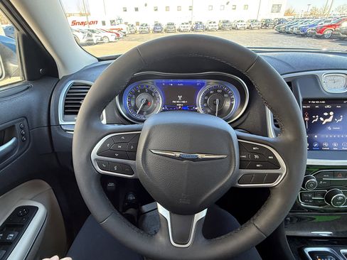 Used 2022 Chrysler 300 Touring L w/ Comfort Group image 6