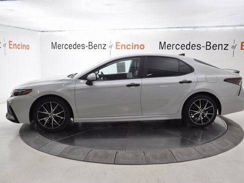 Used 2023 Toyota Camry SE image 3