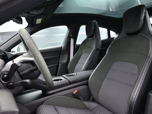 Used 2025 Porsche Taycan image 5
