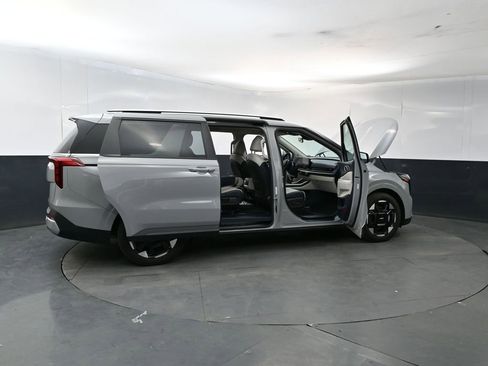 Used 2025 Kia Carnival EX FWD image 26