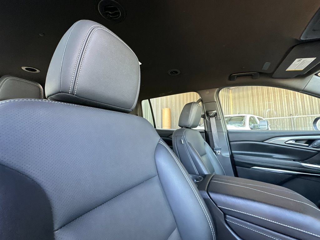 Used 2025 Chevrolet Traverse LT FWD image 20