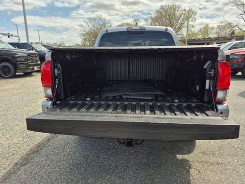 Used 2018 Toyota Tacoma TRD Sport w/ Technology Package image 10