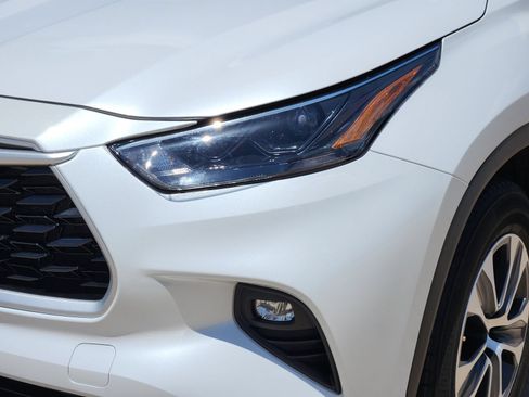 Used 2023 Toyota Highlander XLE FWD image 11