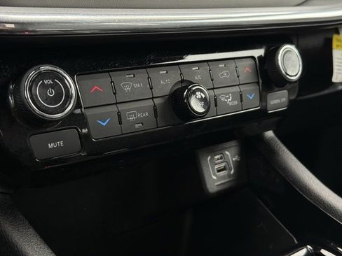 Certified 2023 Jeep Compass Limited image 27