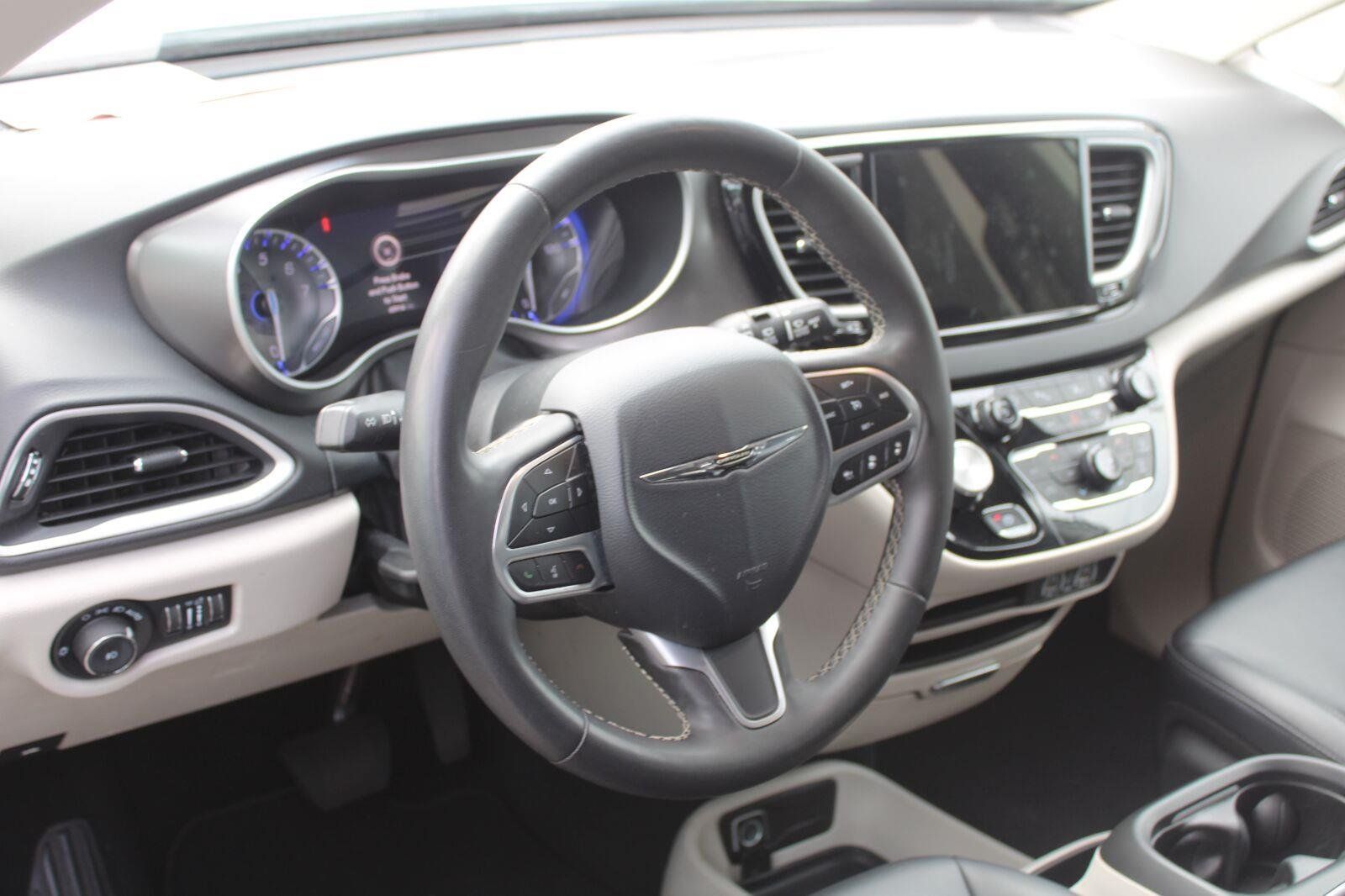 Used 2024 Chrysler Pacifica Touring-L FWD image 9