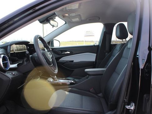 Used 2025 Chevrolet Trax LT image 18