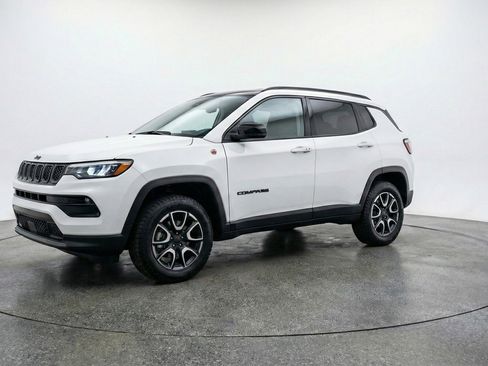 Used 2025 Jeep Compass Trailhawk AWD/4WD image 3