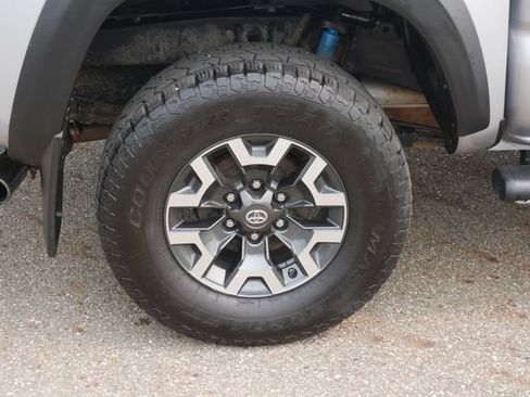 Used 2018 Toyota Tacoma TRD Off-Road w/ Technology Package AWD/4WD image 12