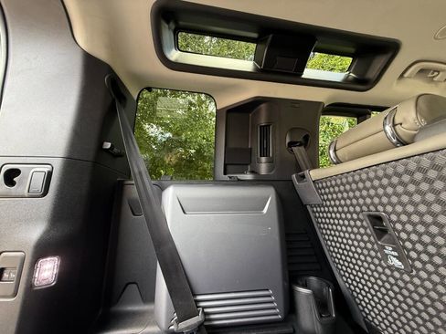 Used 2020 Land Rover Defender 110 SE image 35