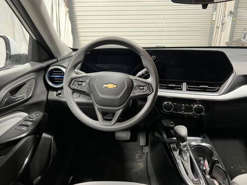 Used 2025 Chevrolet Trax LT image 14