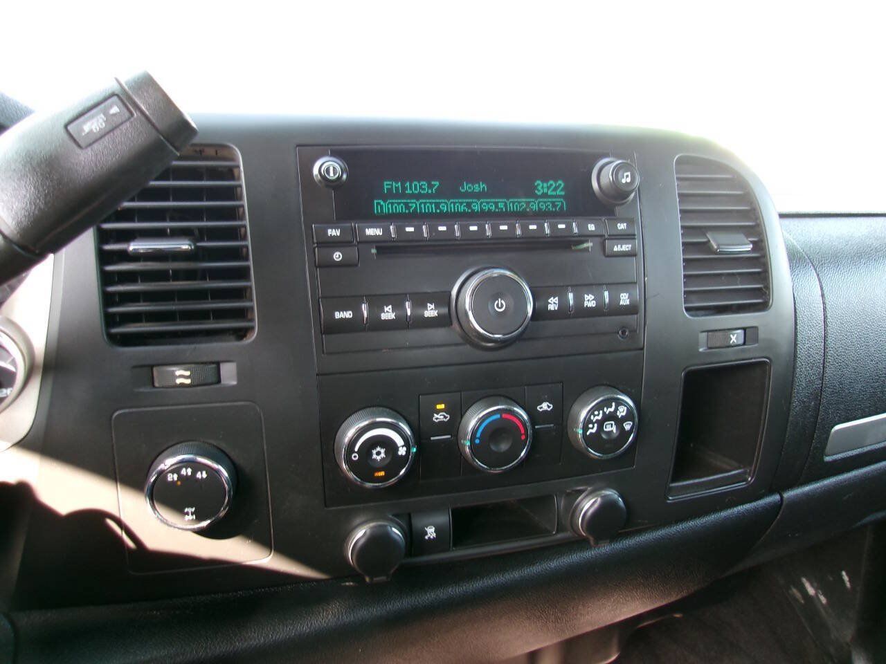 Used 2011 Chevrolet Silverado 2500 LT AWD/4WD image 16
