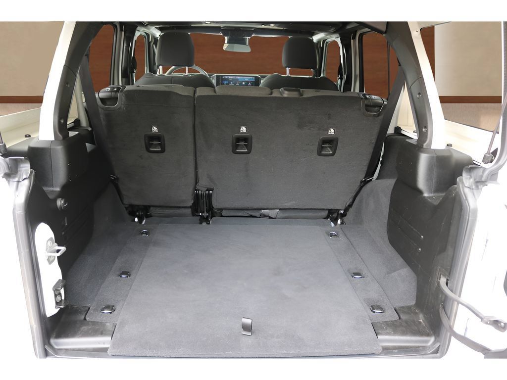 Used 2025 Jeep Wrangler Unlimited Sahara AWD/4WD image 16