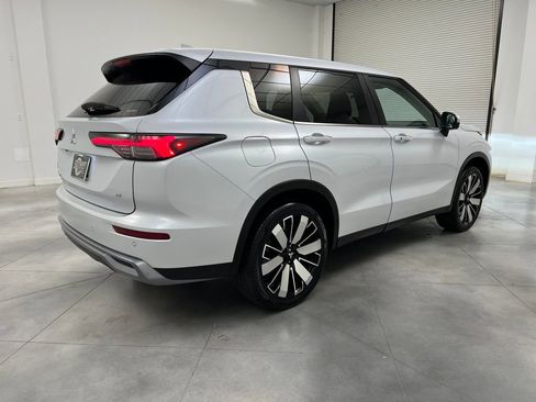 Used 2025 Mitsubishi Outlander SE image 7