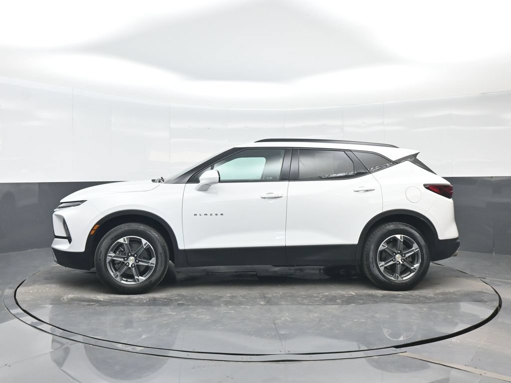 Used 2025 Chevrolet Blazer LT w/ Convenience Package FWD image 3