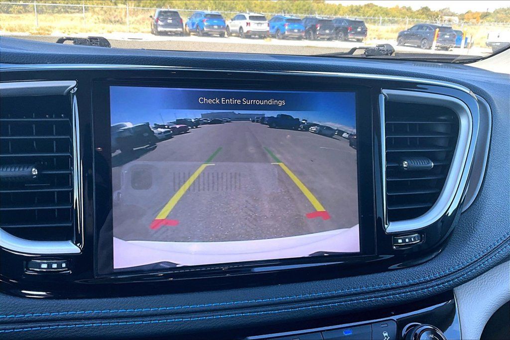 Used 2021 Chrysler Pacifica Touring-L AWD/4WD image 28