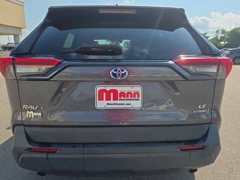 Used 2019 Toyota RAV4 LE AWD/4WD image 6