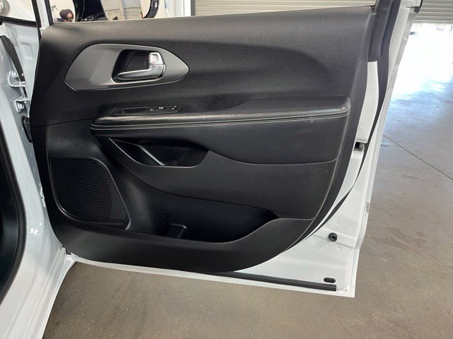 Used 2025 Chrysler Pacifica Select FWD image 12