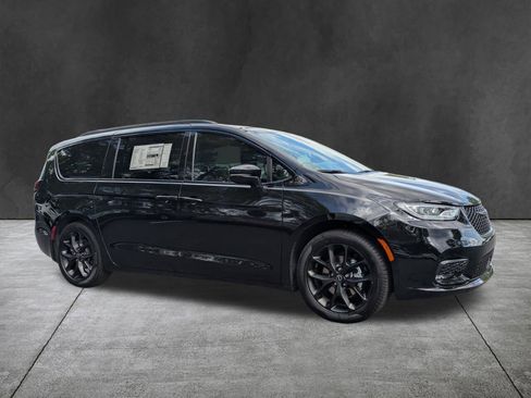 New 2026 Chrysler Pacifica Select image 2
