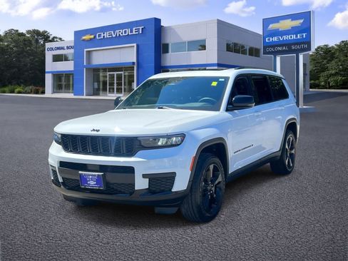 Used 2023 Jeep Grand Cherokee L Altitude AWD/4WD image 2