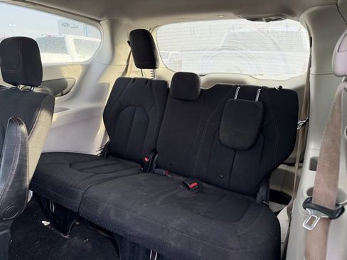 Used 2019 Chrysler Pacifica LX image 9