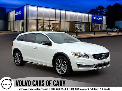 Used 2016 Volvo V60 T5 Cross Country Platinum AWD/4WD image 1