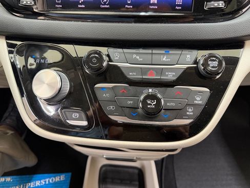 Used 2022 Chrysler Pacifica Touring-L FWD image 29
