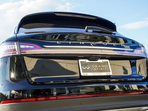 Used 2023 Lincoln Nautilus Reserve image 12