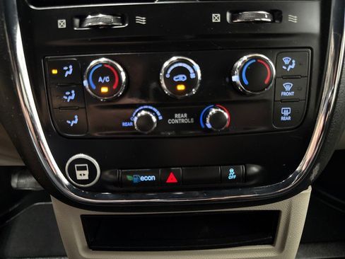 Used 2019 Dodge Grand Caravan SXT FWD image 25