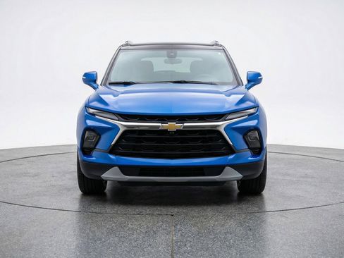 Used 2025 Chevrolet Blazer LT image 2