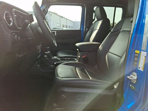 Used 2025 Jeep Gladiator Sport AWD/4WD image 13
