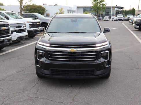 Used 2024 Chevrolet Traverse LT w/ Trailering Package FWD image 3