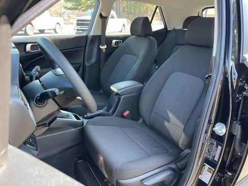 Certified 2025 Hyundai Venue SE image 18