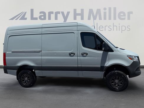 Used 2025 Mercedes-Benz Sprinter 2500 image 6