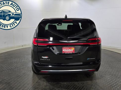 Used 2024 Chrysler Pacifica Limited FWD image 6