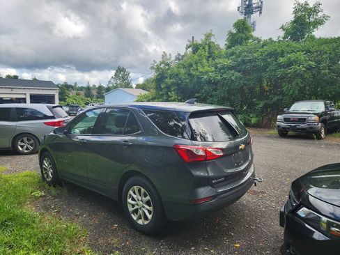 Used 2019 Chevrolet Equinox LS w/ LS Convenience Package image 5