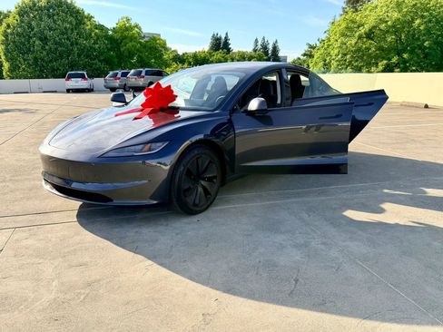 Used 2024 Tesla Model 3 Standard Range RWD image 39