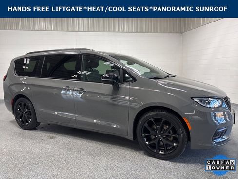 Used 2025 Chrysler Pacifica Limited image 1