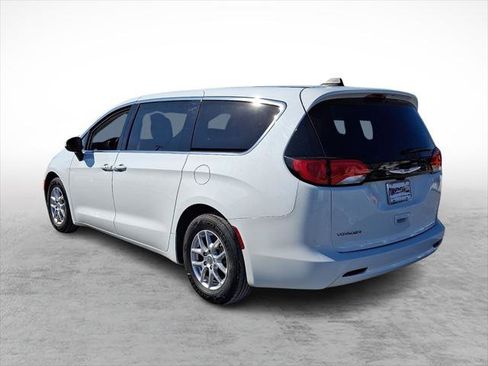 Certified 2023 Chrysler Voyager LX image 3