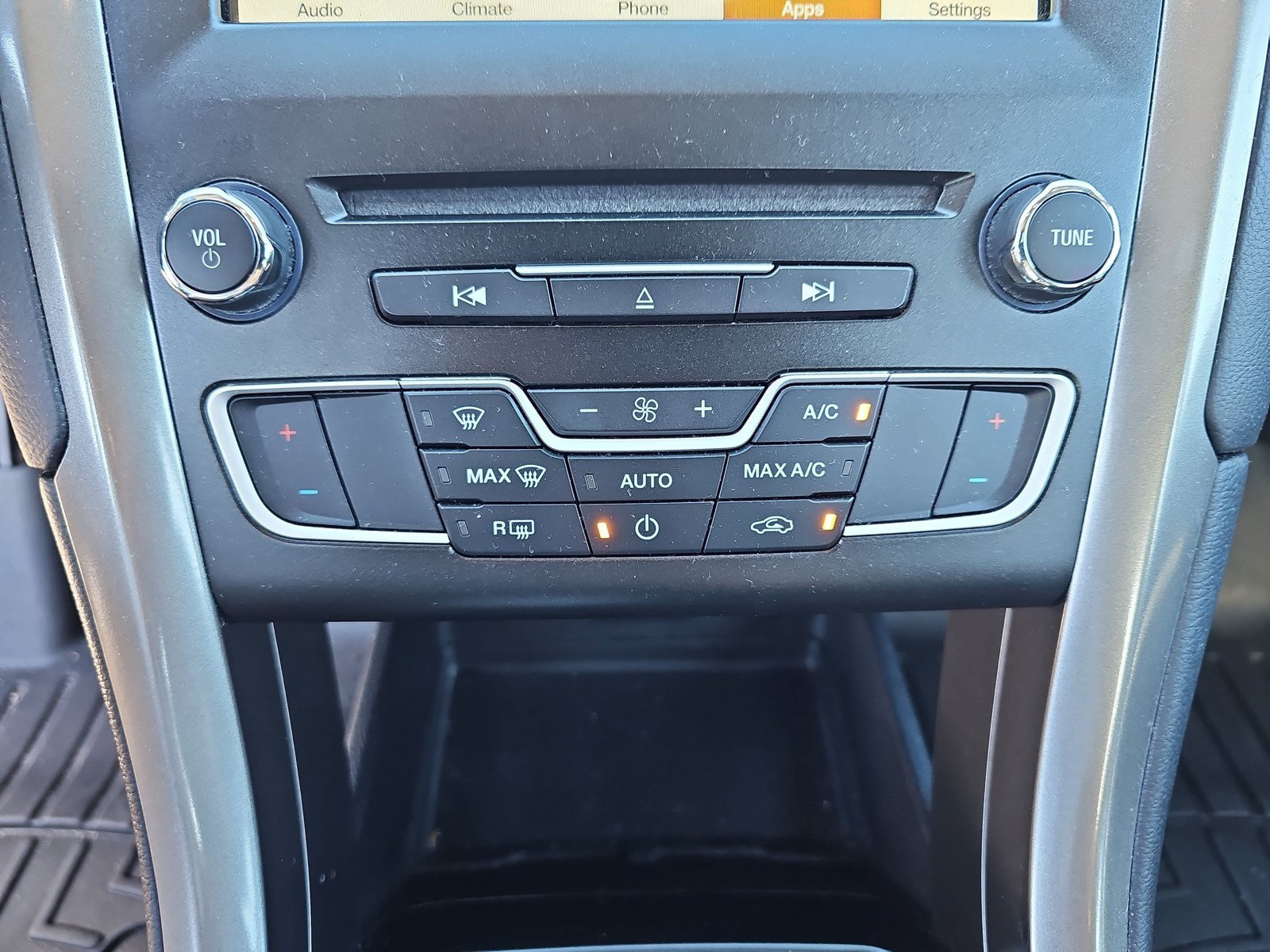 Used 2018 Ford Fusion SE FWD image 26