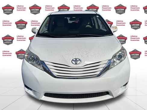 Used 2017 Toyota Sienna LE image 2