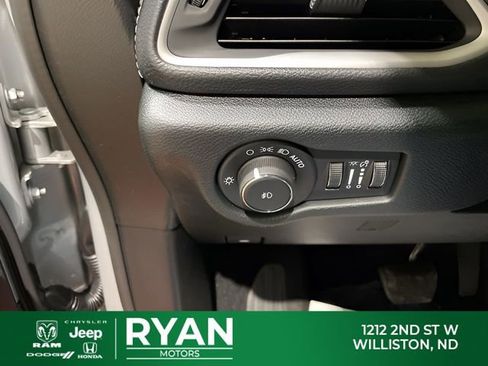 New 2026 Chrysler Pacifica Select AWD/4WD image 39